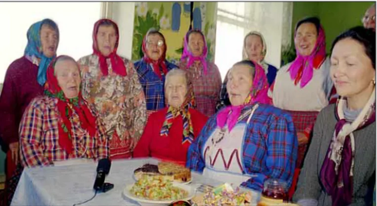 Foto 3. Udmurdi naised koolimajas laulmas. Paremalt esimene on artikli autor Irina Nurijeva