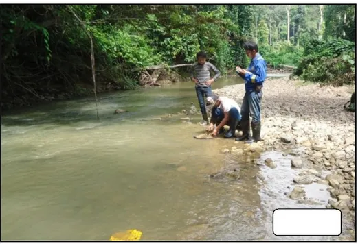 Gambar III.2 Pengambilan Conto Mineral Berat Endapan Sungai Menggunakan Dulang