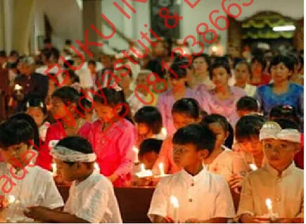 Gambar 6.2 Natal di Gereja Katolik Mengenakan Busana Bali (Sumber: Dokumen Widyastuti dan Waruwu, 2014)