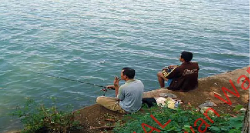 Gambar 8.1 Wisatawan memancing di Bendungan  (Sumber: Dokumen Widyastuti dan Waruwu, 2014)
