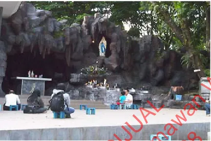 Gambar 8.3 Wisatawan berdoa di Goa Maria (Sumber: Dokumen Widyastuti dan Waruwu, 2014)