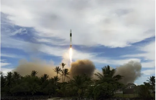Gambar 2-2: Peluncuran  Satelit  RazakSAT  dengan    roket    Falcon  1  dari  lokasi  peluncuran   SpaceX  di  Omelek  Island  (Credit:  SpaceX)  (Norhan,  2006;  http:  //www