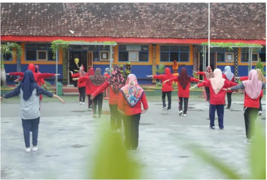 Gambar 21. Senam bersama guru 