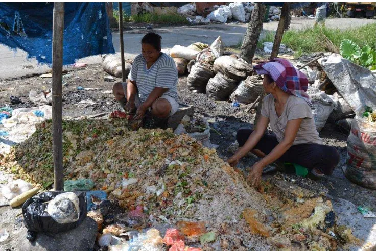 Gambar 29 :  Proses transaksi sampah dengan pengepul (junk buyers). Tiap goni yang berisi  plastik memiliki berat 30 kg dan satu kilogram plastik dibeli dengan harga Rp