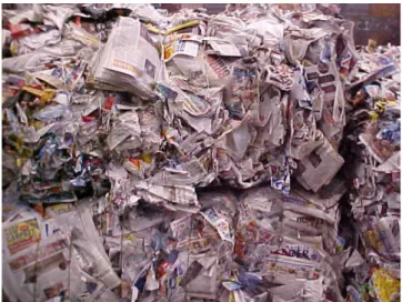 Gambar 1. Limbah kertas koran yang belum dimanfaatkan secara baik  Tabel 1. Konsumsi sampah kertas di Indonesia 