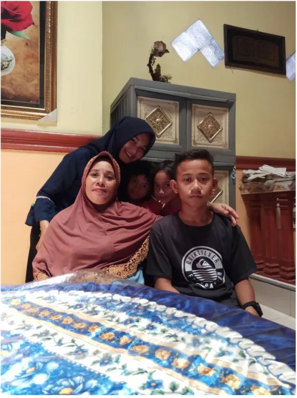 Gambar 05 : Foto bersama Ibu Misnawati dan anak-anaknya, 1 dari 10  informan yang penulis teliti 