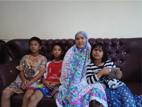 Gambar 07 : Ibu Jumiah dan anak-anaknya, 1 dari 10 informan yang penulis  teliti 
