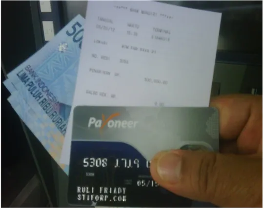 Gambar berikut ini memperlihatkan bukti penarikan uang bonus Stiforp melalui Kartu  Debit Payoneer di salah satu mesin ATM di Indonesia yaitu melalui ATM Bank Mandiri: