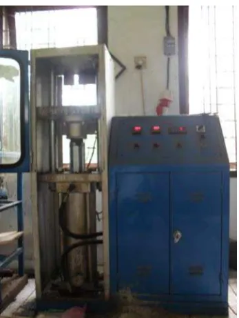 Gambar 13. Mesin kempa hidrolik model HPTS 0001.08  