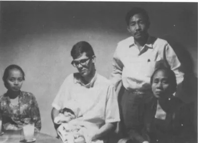Fig. 3. Sanjoto Soewito, pemimpin kelompok Ludruk, bersama istrinya dan ibunya, dan James Peacock