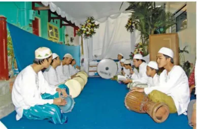 Gambar 14. Kesenian Islam terbang. 