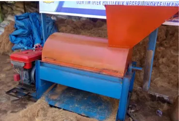 Gambar 3. Defibring Machine pada Kegiatan IbM Sabut Kelapa di Desa Meuriya, 2016  Untuk  memisahkan  serat  sabut  kelapa  (cocofiber)  dari  gabus-gabusnya  (cocopeat)  maka dibutuhkan peralatan kedua,  yaitu Rotary Screen Machine