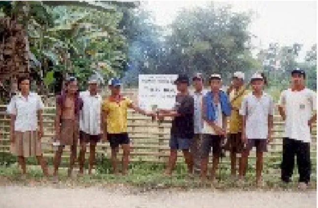 Gambar 35. Beberapa anggota kelompok tani di Lubuk  berpose didepan kebun entres mereka   (Foto: Ratna Akiefnawati)