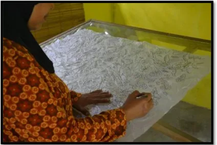 Gambar 38: Pembuatan Pola pada Kertas Kalkir  (Dokumentasi Amalia Rahmawati, 2012) 