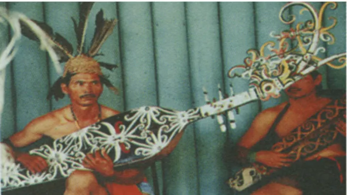 Gambar 3.4 Pertunjukan musik petik sape dari daerah Kalimantan