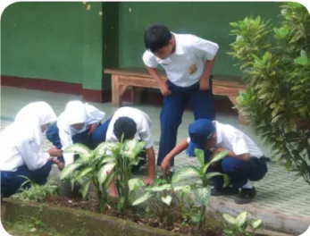Gambar 3.3. Siswa sedang membersihkan halaman  sekolah