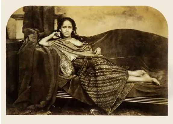 Gambar 3. “Demi Mondaine”: Perempuan muda keturunan campuran (nonna)  berbaring di sofa 