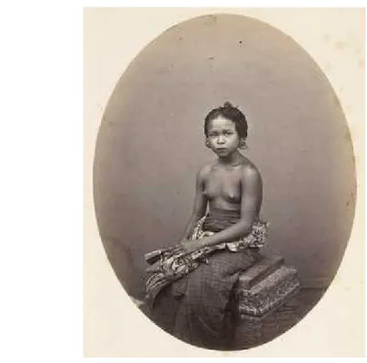 Gambar 5. Iloeh Sari, budak raja Buleleng, Bali Foto Isidore van Kindsbergen ca. 1865-1866 Sumber: Gerda Theuns-de Boer &amp; Saskia Asser, 2005: 62