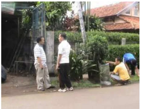 Gambar 4.23: Peneliti sedang berbincang dengan Bang Indra tentang pelaksanaan                        gotong royong kerja bakti membersihkan jalan kampung di RW 09                        Perkampungan Budaya Betawi Setu Babakan