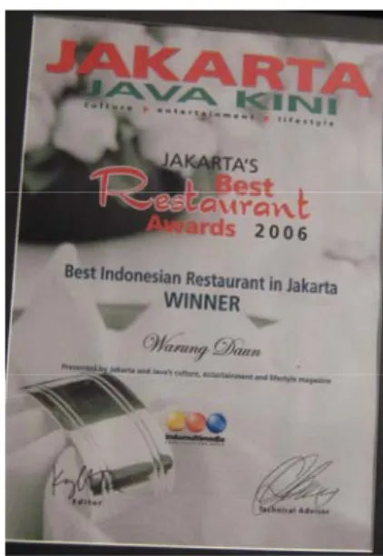 Gambar 1.1.  Gambar Sertifikat Penghargaan Restoran Indonesia Terbaik 2006 dan  Restoran Terbaik 2006 di Jakarta 