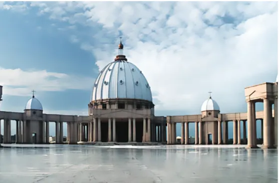 Foto oleh Willsteph Vaho, Sumber: www.fl ickr.com;commercial use allowed Gambar 1.2 Basilika Notre Dame de la Paix de Yamoussoukro di Pantai Gading