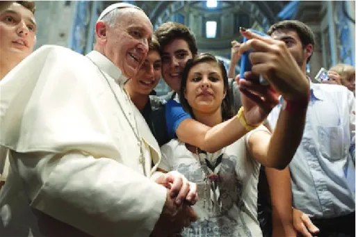 Gambar 6.1 Paus Fransiskus akrab dan anak muda.