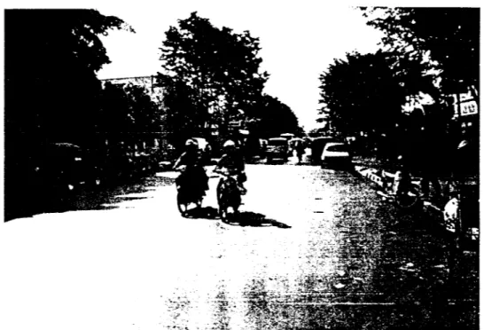 Gambar 3.4 Hambatan samping sedang pada jalan perkotaan ( Jalan Sultan Agung )