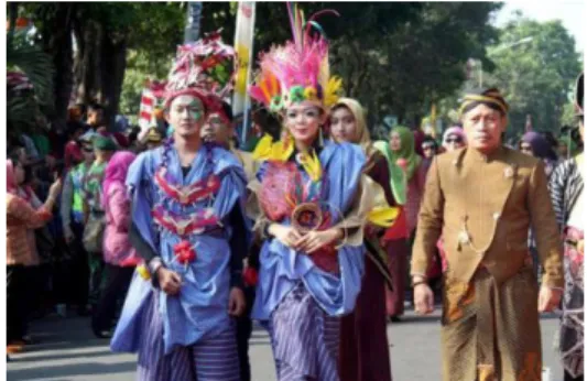 Gambar 3. Arak-arakan depan KLC 2015 (Sumber: 