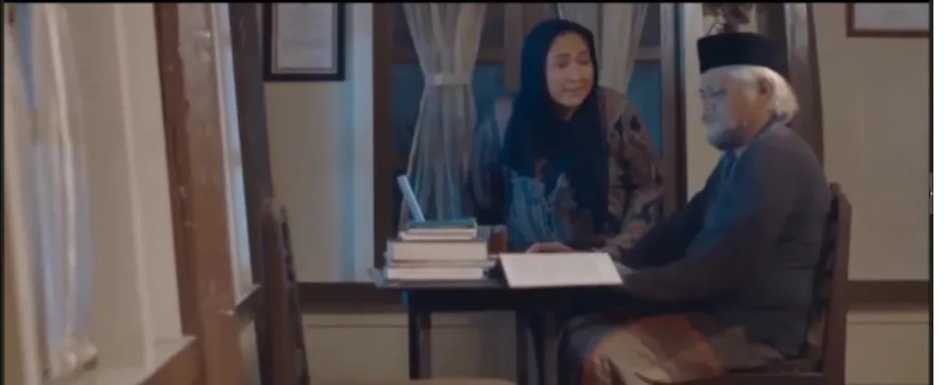 Gambar 2. Johar dan Erna sedang mengobrol 