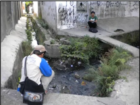 Gambar 4.1 Kondisi Drainase yang Sangat Rapat Dengan Pemukiman  