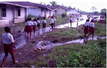 Gambar 2. Salah satu sekolah dan kondisi jalan yang masih rusak  di Desa Silo Baru 