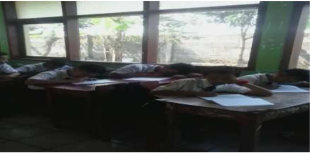 Foto 1. Masih terlihat siswa yang menulis sambil tiduran dan bermalas-malasan 