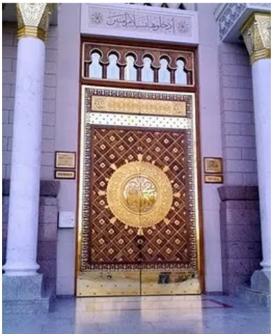 Gambar kaligrafi dari pintu Omar bin Khattab dibuat sama persis tanpadiubah. Tulisan Kaligrafi yang Berlafadz Nabi Muhammad dan di tindihdengan lambang iluminati
