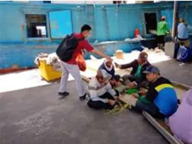 Gambar 5 Pemberian sumbangan masker kepada nelayan dan masyarakat yang ada di PPP Mayangan