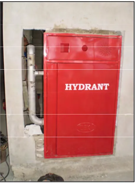 Gambar 3.15 : Pemasangan Hydrant Box Dilapangan ( Sumber : Hasil Pemotretan sendiri.)