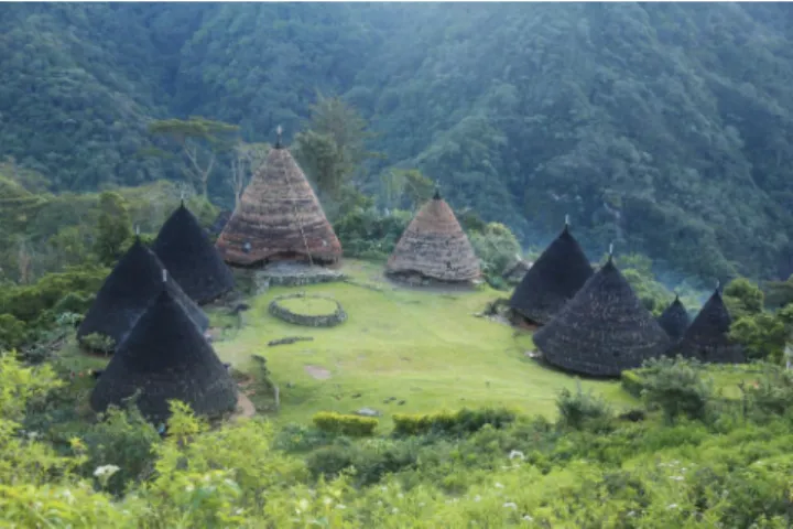 Gambar 2. Kampung adat Wa Rebo dengan  tujuh buah rumah adat.