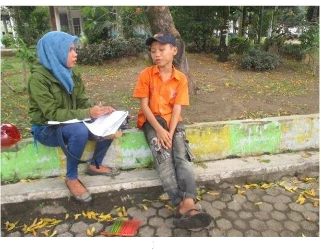 Gambar 3. Foto Penulis dan Orangtua Muhamad Noki Julio Saat Wawancara Yakni Ibu Susilawati 