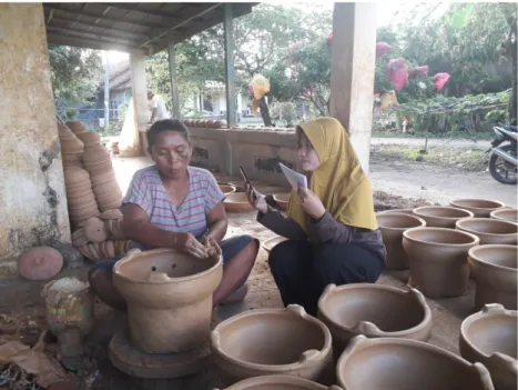 Foto 5. Wawancara dengan Ibu Surati,   selaku Pekerja Pengrajin Gerabah di Desa Selo Rejo 