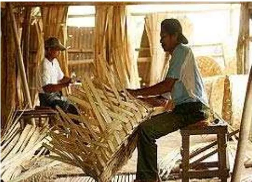 Gambar 7. Gambar dan hasil dari pembuatan kerajinan keranjang bambu  Dinding Rumah (Tepas) 