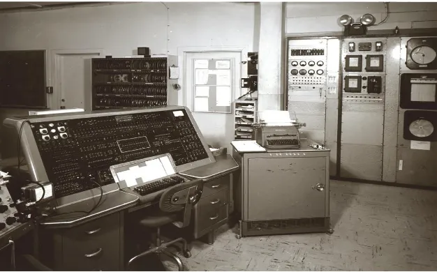 Gambar 2.6: UNIVAC Computer