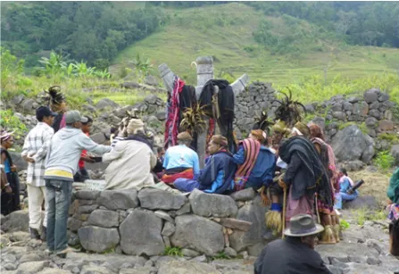 Figure 5. The community being to perform the ritual in front of the sacred spring at Ertama in Lekitehi-Maubisse (Photo: Demetrio do Amaral de Carvalho) 