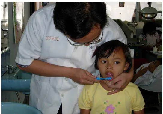 Gambar 6. cara menyikat gigi anak usia 3-6 tahun dengan posisi bersebelahan14