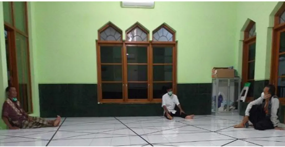 Gambar 1. Diskusi dengan Takmir Masjid