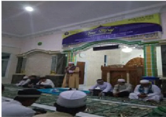 Gambar 7. Syeikh Muhammad Effendy Sa’ad (berdiri), mursyid Tarekat Nur Al-Mu’min