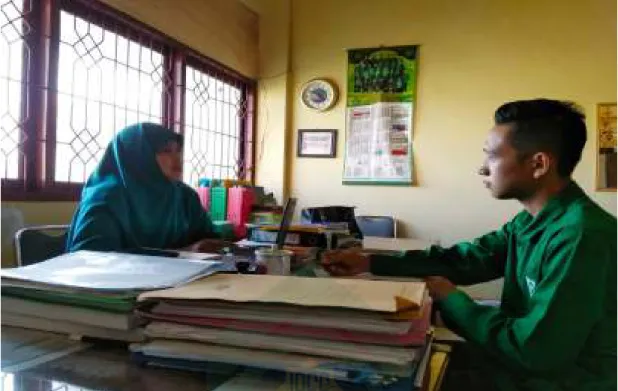 Gambar  1.1  Wawancara  dengan  guru  Akidah  Akhlak  Madrasah  Aliyah  Pesantren  Madani Pao-Pao Kabupaten Gowa, Hery, S.Q