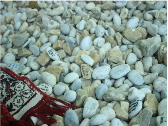 Gambar III-3 Batu diastas makam yang dipenuhi dengan tulisan pada  makam Abon Abdul Aziz 