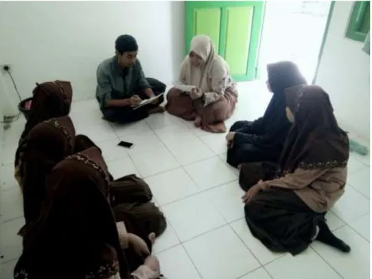 Gambar 9. Wawancara peneliti dengan Para peserta Pembinaan kesenian Islami 