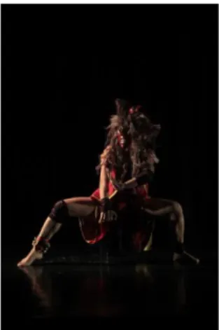 Gambar 1. Salah satu penari dengan menggunakan topeng Bujangganong dan Gongseng  pada adegan introduksi