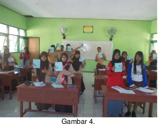 Gambar 3  Siswa sedang menabung kosakata, guru mengecek 