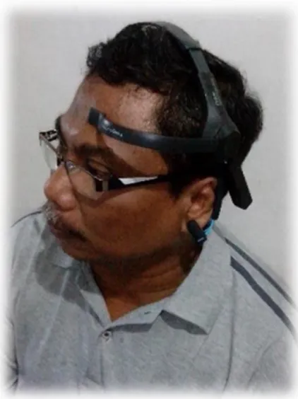 Gambar 4.5 Supervisor pabrik menggunakan alat NeuroSky  Mobile Headset 